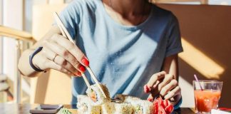 Суши: почему мы их так любим, лучше приготовить или заказать, в чем польза японского блюда, сколько можно есть, где заказать через интернет?