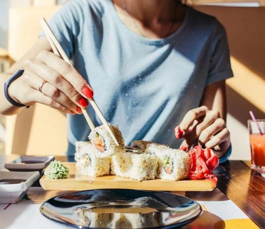 Суши: почему мы их так любим, лучше приготовить или заказать, в чем польза японского блюда, сколько можно есть, где заказать через интернет?