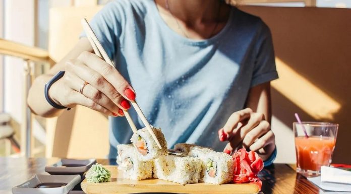 Суши: почему мы их так любим, лучше приготовить или заказать, в чем польза японского блюда, сколько можно есть, где заказать через интернет?