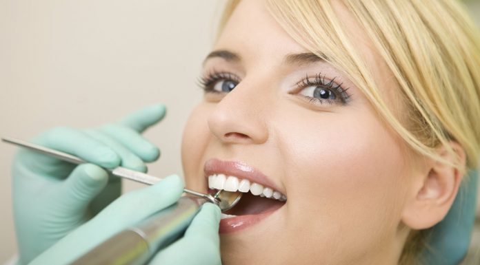 Профессиональная чистка зубов: почему использование щетки и пасты не дает полной очистки полости рта, насколько становится светлее эмаль после процедуры