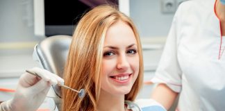 Уход за полостью рта: почему важно очищать пространство между зубами, какие приспособления и приборы для этого используют