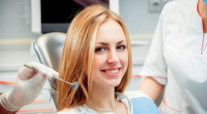 Уход за полостью рта: почему важно очищать пространство между зубами, какие приспособления и приборы для этого используют