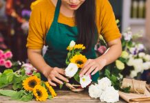 Каталог товаров и услуг студии цветов: от чего разбегаются глаза у любителей растений, какой формы бывают современные кашпо и флорариумы, где подобрать сухоцветы для интерьера или в подарок