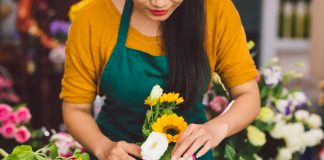 Каталог товаров и услуг студии цветов: от чего разбегаются глаза у любителей растений, какой формы бывают современные кашпо и флорариумы, где подобрать сухоцветы для интерьера или в подарок