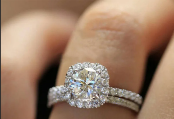 Кольца из белого золота с бриллиантами: где их можно купить по выгодной цене