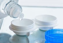 Раствор для контактных линз: зачем он нужен