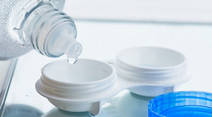 Раствор для контактных линз: зачем он нужен