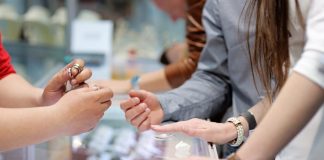 Ювелирный бутик Diamonds Are Forever и его услуги: какой подарок станет альтернативой дорогому ювелирному изделию