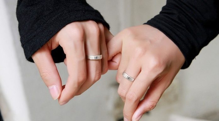 Какие обручальные кольца без камней покорили сердца современных молодоженов