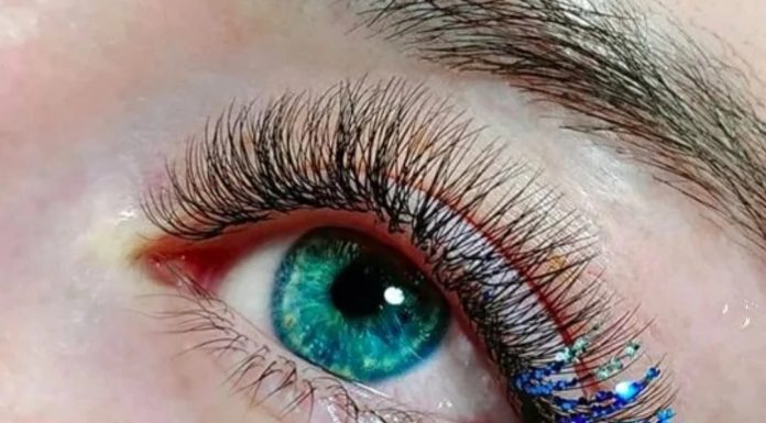 Что такое нарощенные ресницы с блестками, и где их закупают мастера