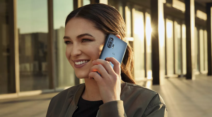 Где можно найти АКБ для телефона Motorola и другие запчасти