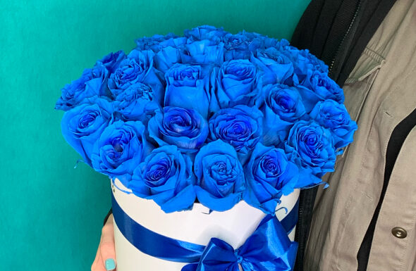 Синие розы в флористике: символизм и идеи для букетов