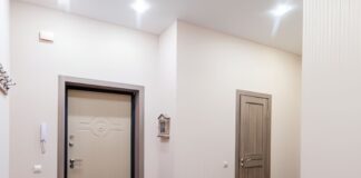 Почему входные двери с МДФ становятся популярными: разбираем причины